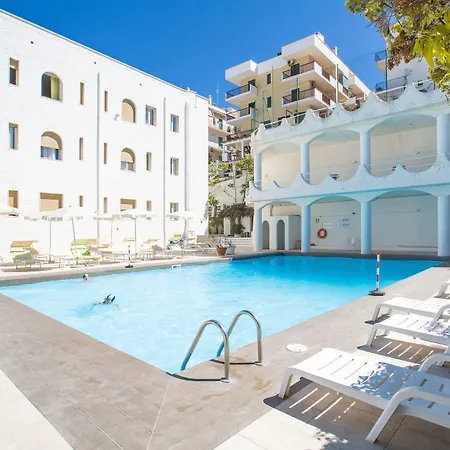 Falcone 4* فيستَ